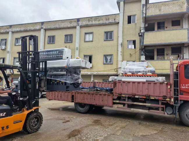 下雨也無法阻擋我對你們的服務(wù) 巖板加工機械設(shè)備發(fā)出兩臺